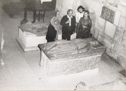 Moldován Domokos: Károlyi Amy, Weöres Sándor, Szőcs Géza és Csengery Adrienne a Hunyadiak gyulafehérvári síremlékénél   