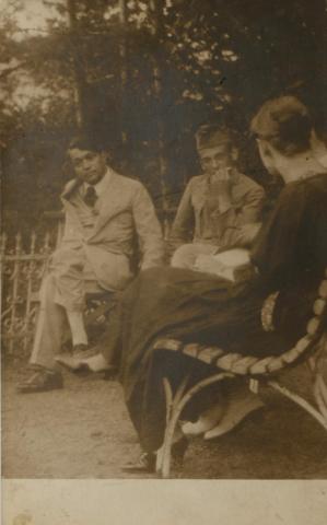 Ady Endre, Csinszka és barátjuk a csucsai Boncza-kastély kertjében. Fotólap  Budapest, 1925 körül 