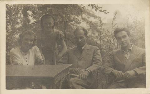Babits Mihály  költő, író, műfordító, Devecseri Gábor, Devecseriné, Huszár Klára és fogadott leánya, Babits Ildikó társaságában 1940 Esztergom 