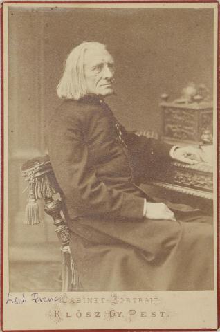 Liszt Ferenc ülőalakos fényképe Klösz György műterméből.  1873 Pest 