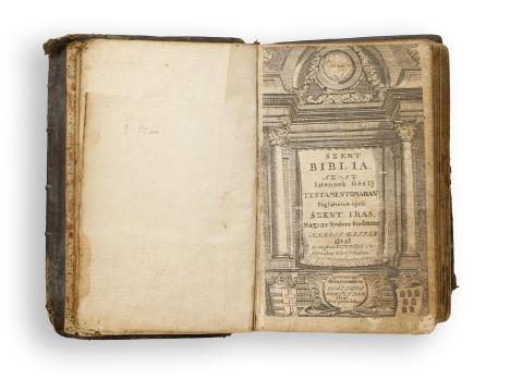 Szent Biblia. Az-az: Istennek Ó és Uj Testamentomában foglaltatott egész Szent Írás. Magyar-nyelvre fordíttatott Károli Gáspár által, És mostan hetedszer e' kis formában ki-botsáttatott.   Ultrajectumban [Utrecht], 1730. Anselmus Muntendam.  