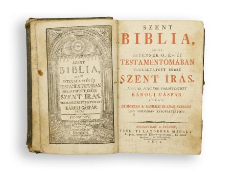 Szent Biblia az-az: Istennek Ó, és Új Testamentomában foglaltatott egész Szent Írás. Magyar nyelvre fordíttatott Károli Gáspár által, és mostan a' basileai ki-adás szerént ezen formában ki-botsáttatott.  Po'sonyban és Pesten, 1803. Füskúti Landerer Mihály.  