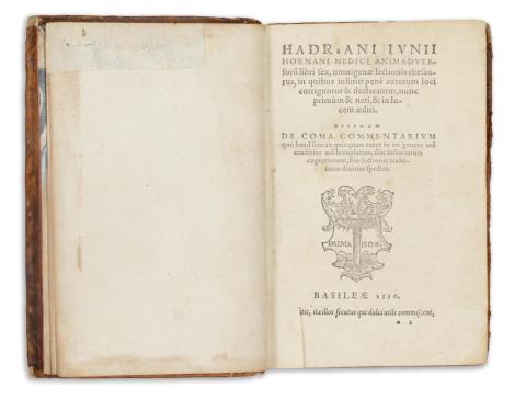 Junius, Hadrianus: Hadriani Iunii Hornani medici Animadversorum libri sex : omnigenae lectionis thesaurus, in quibus infiniti pene autorum loci corriguntur & declarantur, nunc primum & nati, & in lucem aediti ; Eiusdem de coma commentarium quo haud scio an quicquam extet in eo genere vel eruditius vel locupletius ... 1556 Basileae, [Michael Isengrin] 