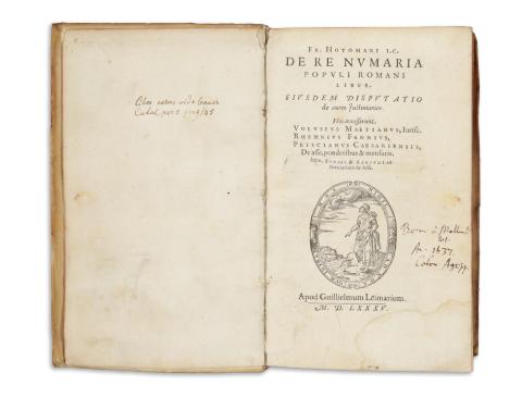 Hotman, François: De re numaria populi Romani liber. Eiusdem disputatio de aureo Justinianico. His accesserunt, Volusius Maetianus, Rhemnius Fannius, Priscianus Caesariensis, de asse, ponderibus & mensuris. Item Joachimus Camerarius de numismatis seu moneta Graecorum & Romanorum. [coll.]  [Lyon], 1585. G. Lemaire. 