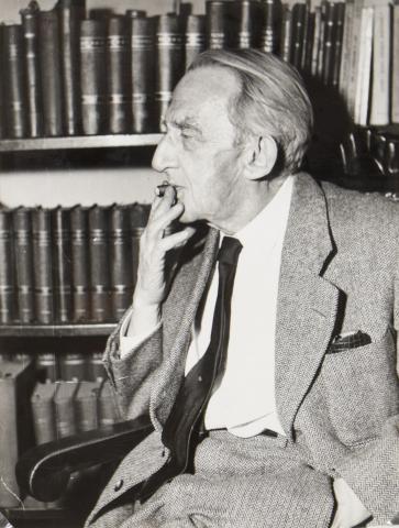 Lukács György filozófus, esztéta, politikus szivarozó portréja 1964  