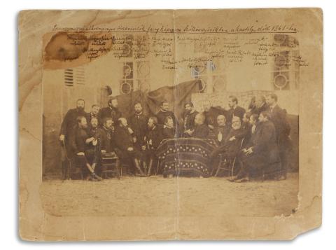 Somogy megyei alkotmányos tisztviselők fotója a szőllősgyöröki Jankovich kastély előtt, 1861-ben   