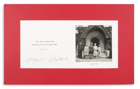 VI. György király és I. Erzsébet királyné aláírt karácsonyi üdvözlőlapja 1941-ből, az angol királyi család fekete-fehér fényképével. 1941  