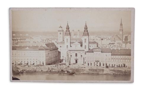 A pesti Belvárosi templom az Eskü téren. Fénykép 1867 után.   