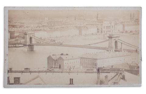 A Lánchíd és a pesti Dunapart Buda felől nézve. Fénykép 1867 után.   