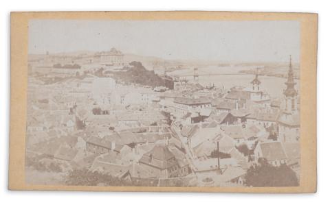 A Tabán, háttérben a királyi vár. Fénykép 1870 előtt.   
