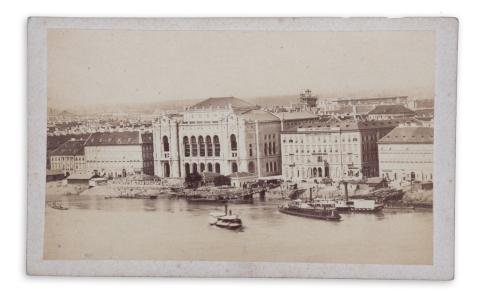 A Pesti Vigadó a rakparttal. Fénykép 1866 körül.   