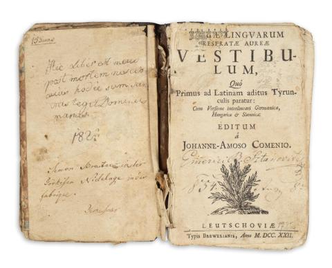 Comenius, Johannes Amos: Januae lingvae reseratae aureae vestibulum, Quô Primus ad Latinam aditus Tyrunculis paratur: Cum Versione interlineari Germanica, Hungarica & Slavonica: Editum ÁJohanne-Amoso Comenio  Leutschoviae [Lőcse], 1722, Typis Brewerianis. 