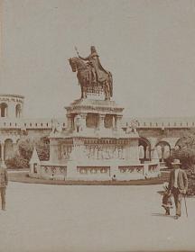 A budavári Szent István-szobor képe.