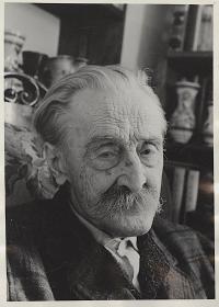 Kós Károly építész, író, grafikus két időskori arcképe.