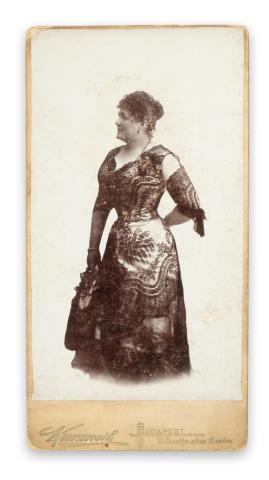 Blaha Lujza (1850-1926) színésznő egészalakos képe.   