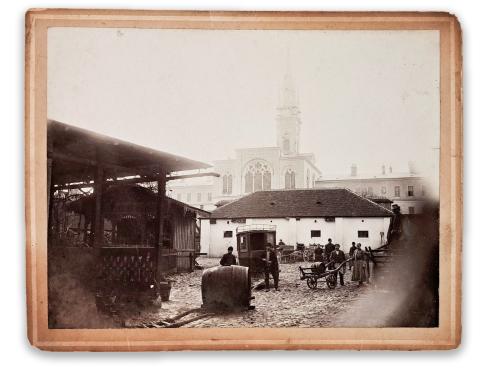 Nyitra, Szarvas vendéglő. Háttérben a Sarlós Boldogasszony templom. Fénykép   