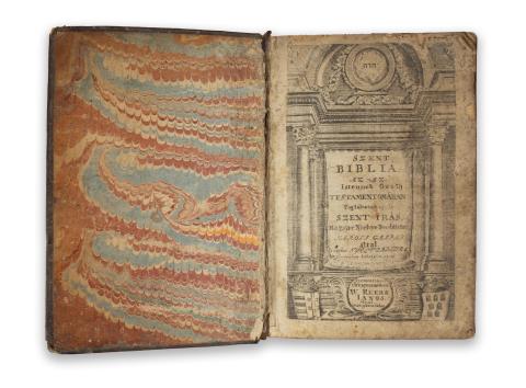 Szent Biblia, az-az: Istennek Ó és Új Testamentomában foglaltatott egész Szent Írás. Magyar nyelvre fordíttatott Károli Gáspár által. És mostan nyoltzadszor e kis formában kibotsáttatott.  Ultrajectumban, 1737, W. Reers Ianos által 